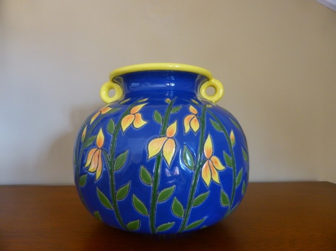 Here is the flower (retama) on the pottery by E. Vega, renowed potter, Cuenca
